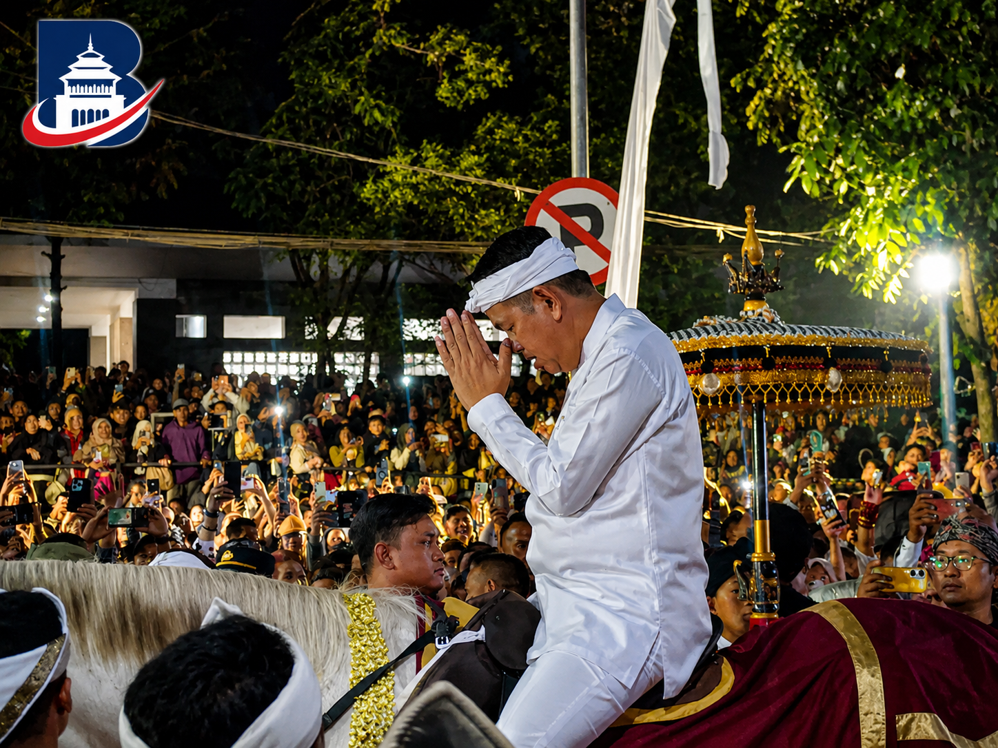 Dedi Mulyadi Tunggangi Kuda Putih Kawal Mahkota Binokasih di Bandung