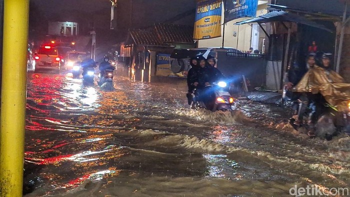 Banjir Rendam Jalan Ciseah Kutawaringin Bandung