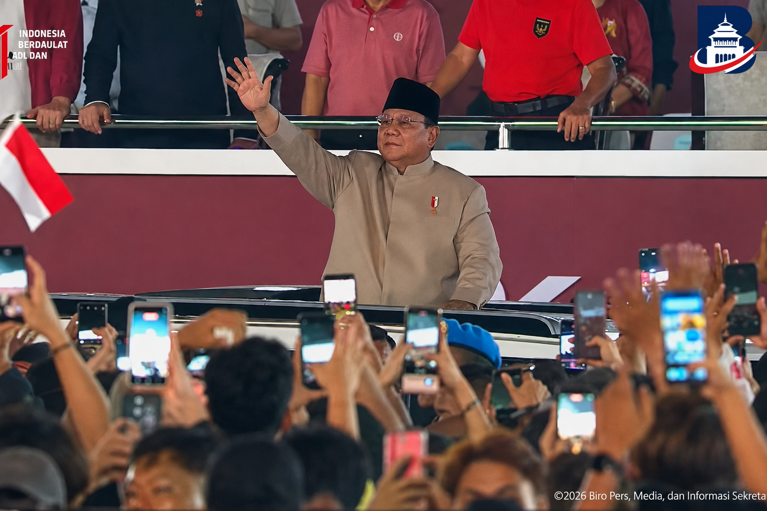 Prabowo sapa warga usai saksikan karnaval kemerdekaan di Monas